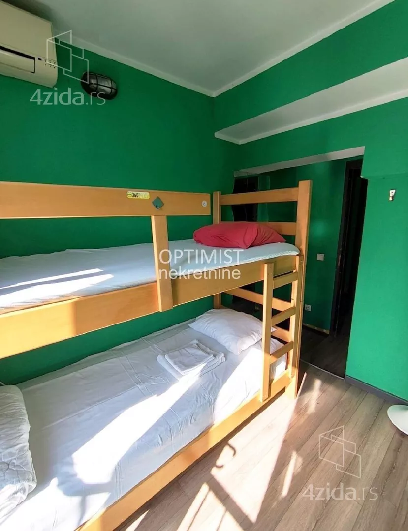 Šestoiposoban stan | 4zida