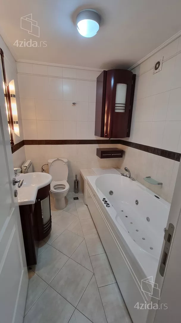 Šestoiposoban stan | 4zida