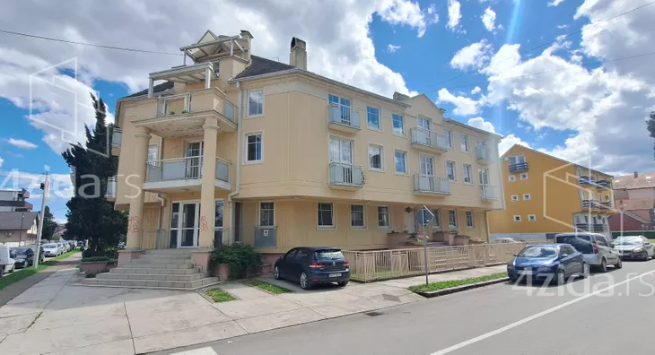 Poslovna zgrada | 4zida