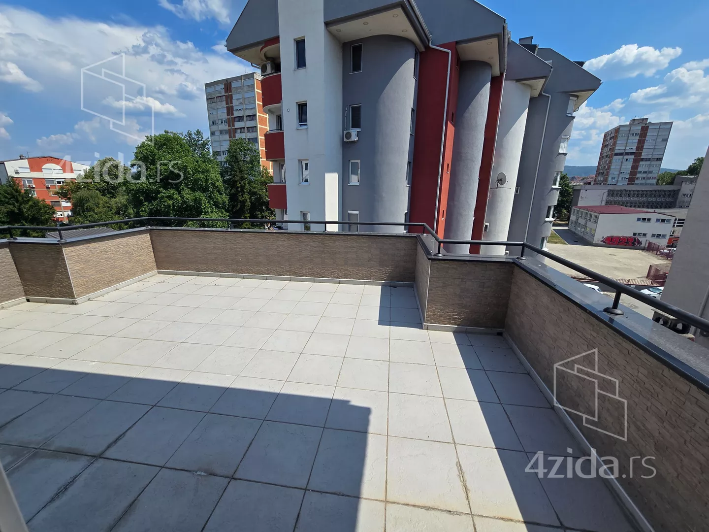 Četvoroiposoban stan | 4zida