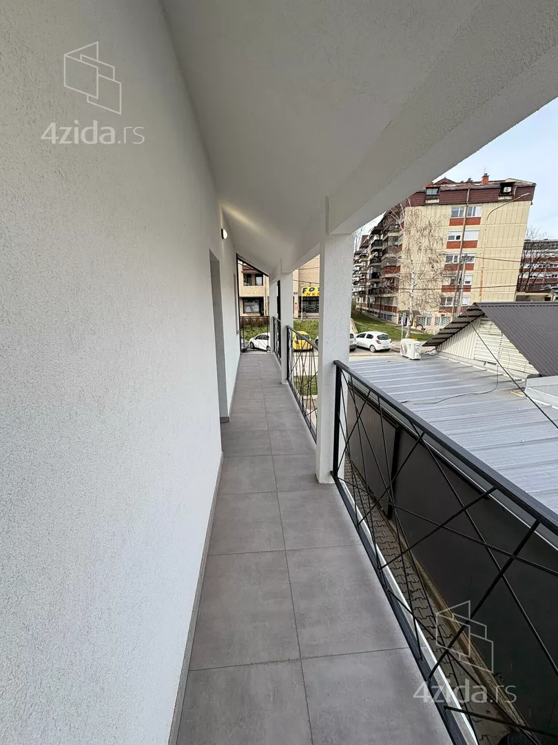 Poslovna zgrada | 4zida