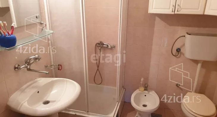 Šestosoban stan | 4zida