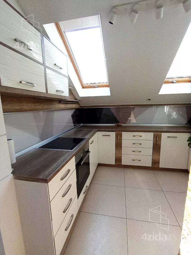 Četvoroiposoban stan | 4zida