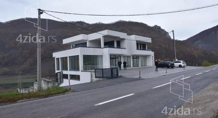 Poslovna zgrada | 4zida