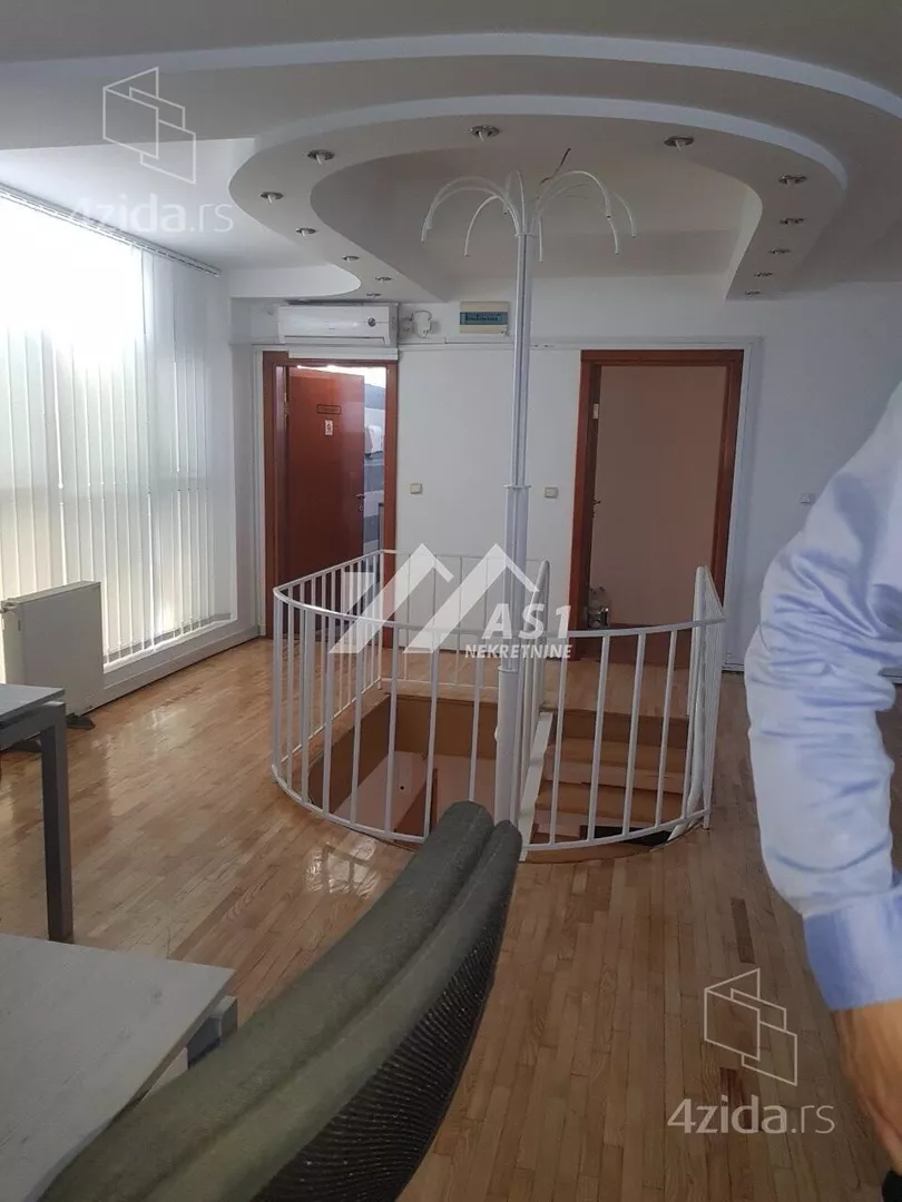 Šestoiposoban stan | 4zida