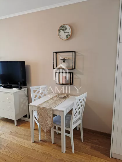 Lasla Gala | 4zida.rs