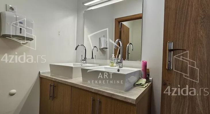 Poslovna zgrada | 4zida