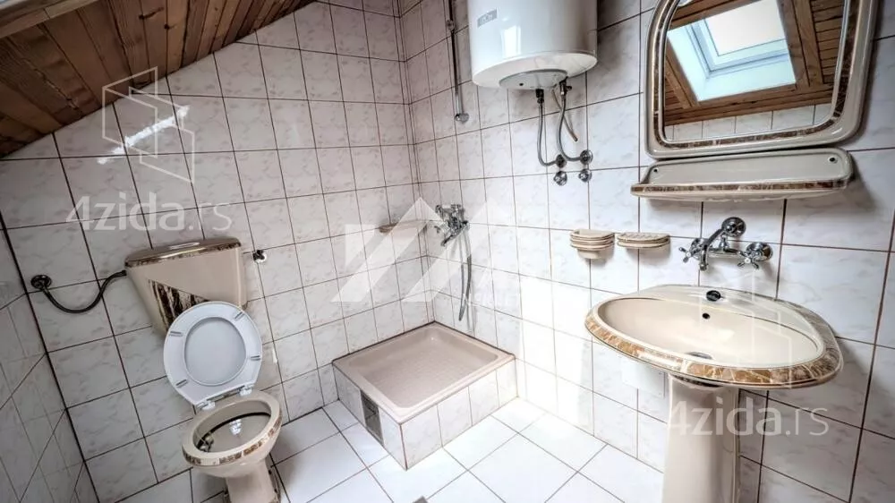 Poslovna zgrada | 4zida