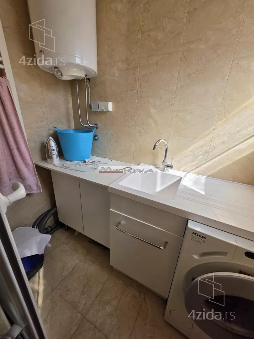 Šestosoban stan | 4zida