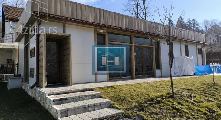 Poslovna zgrada | 4zida