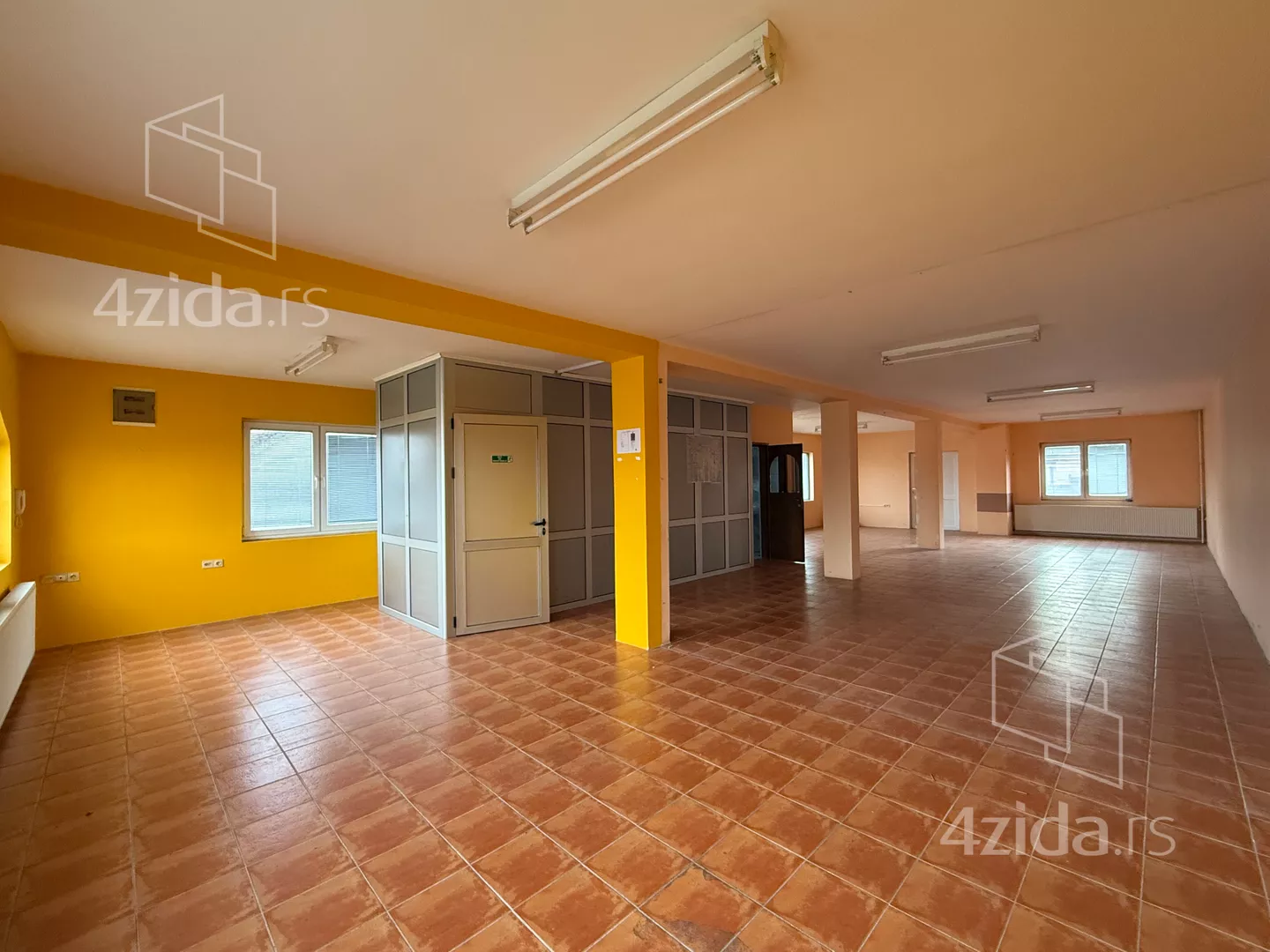 Poslovna zgrada | 4zida