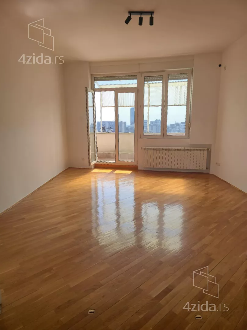Šestosoban stan | 4zida