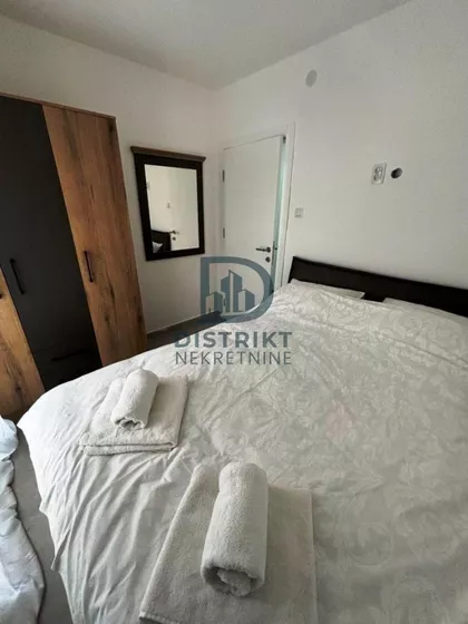 Crveni Pevac | 4zida.rs