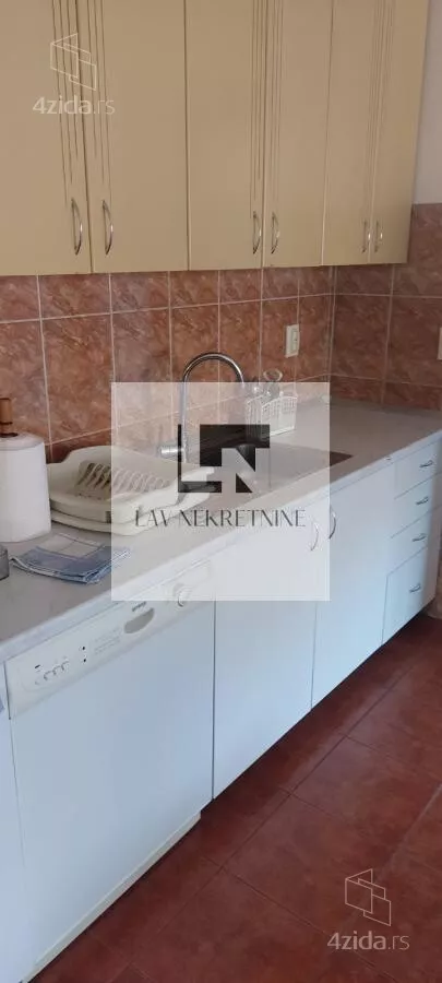 Šestosoban stan | 4zida