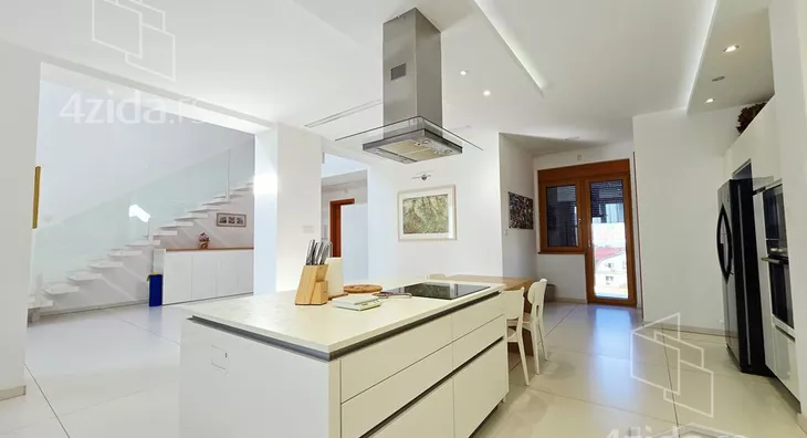 Sedmosoban stan | 4zida