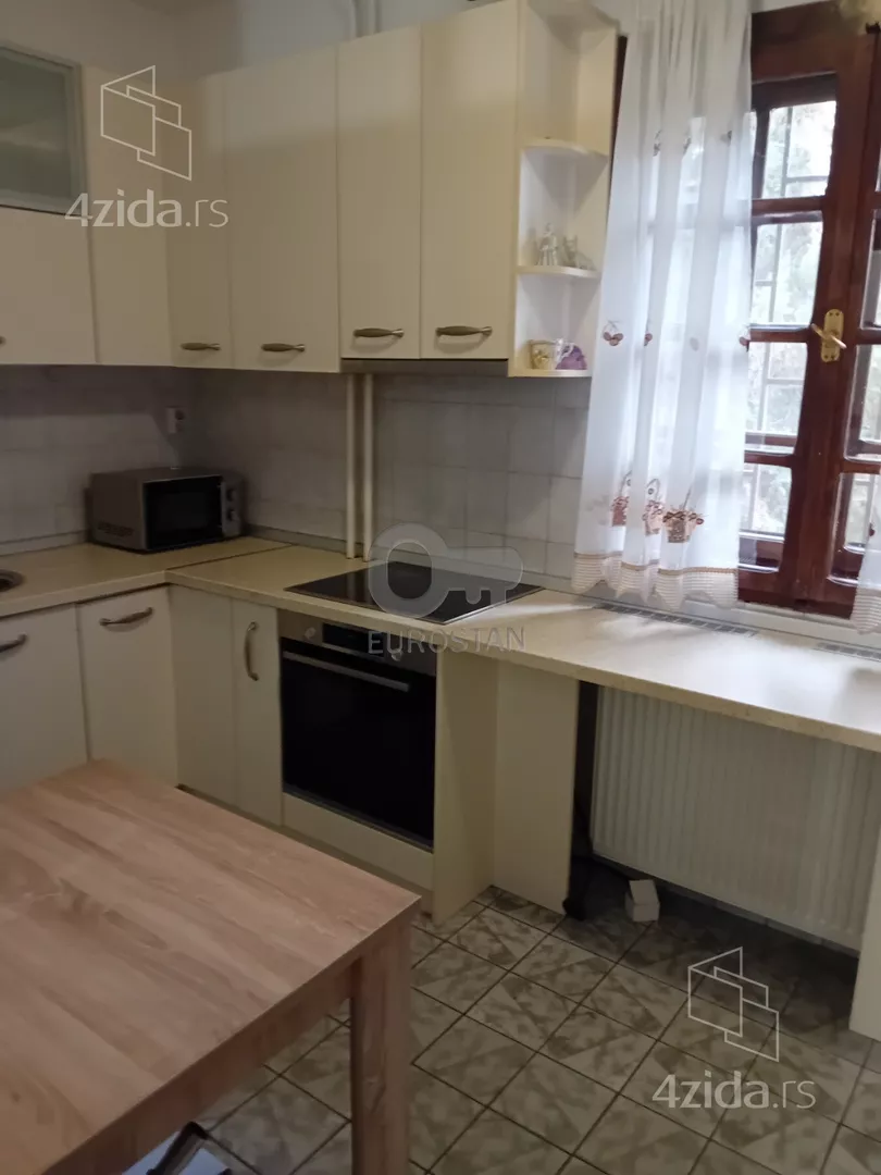 Šestoiposoban stan | 4zida