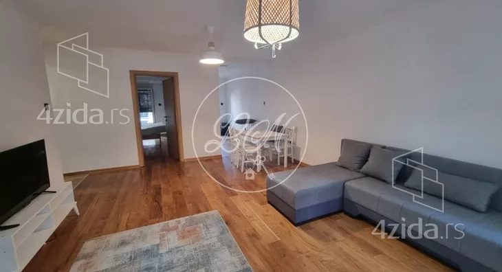 Šestoiposoban stan | 4zida