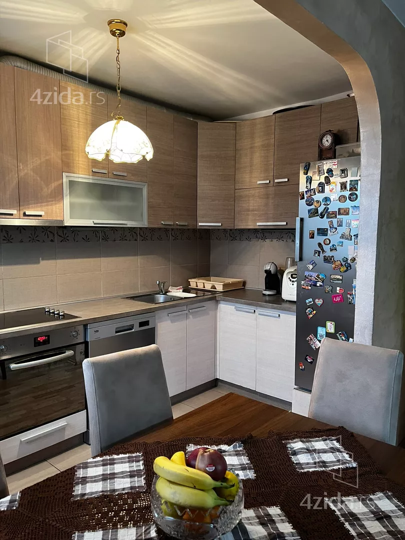 Šestosoban stan | 4zida