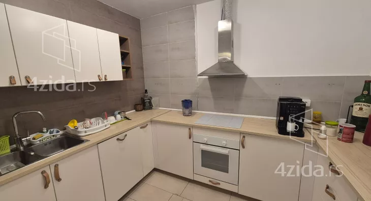 Poslovna zgrada | 4zida