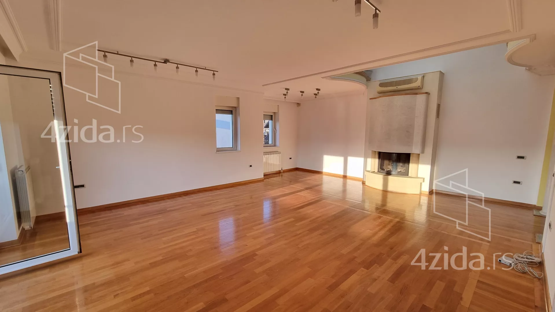 Šestoiposoban stan | 4zida