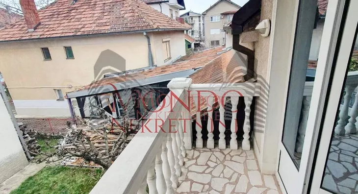 Poslovna zgrada | 4zida