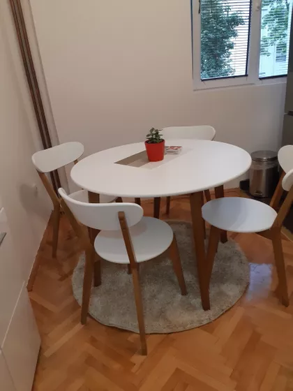 Crvene Zastave | 4zida.rs