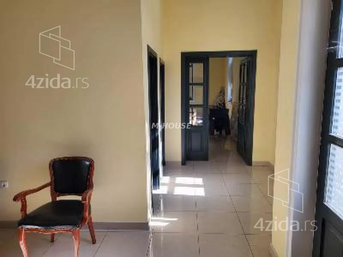 Poslovna zgrada | 4zida