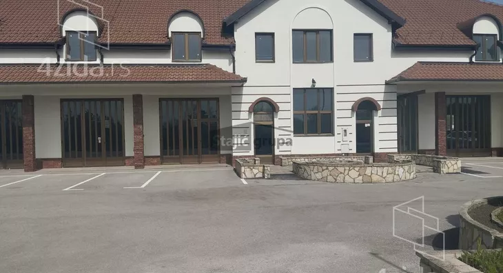 Poslovna zgrada | 4zida