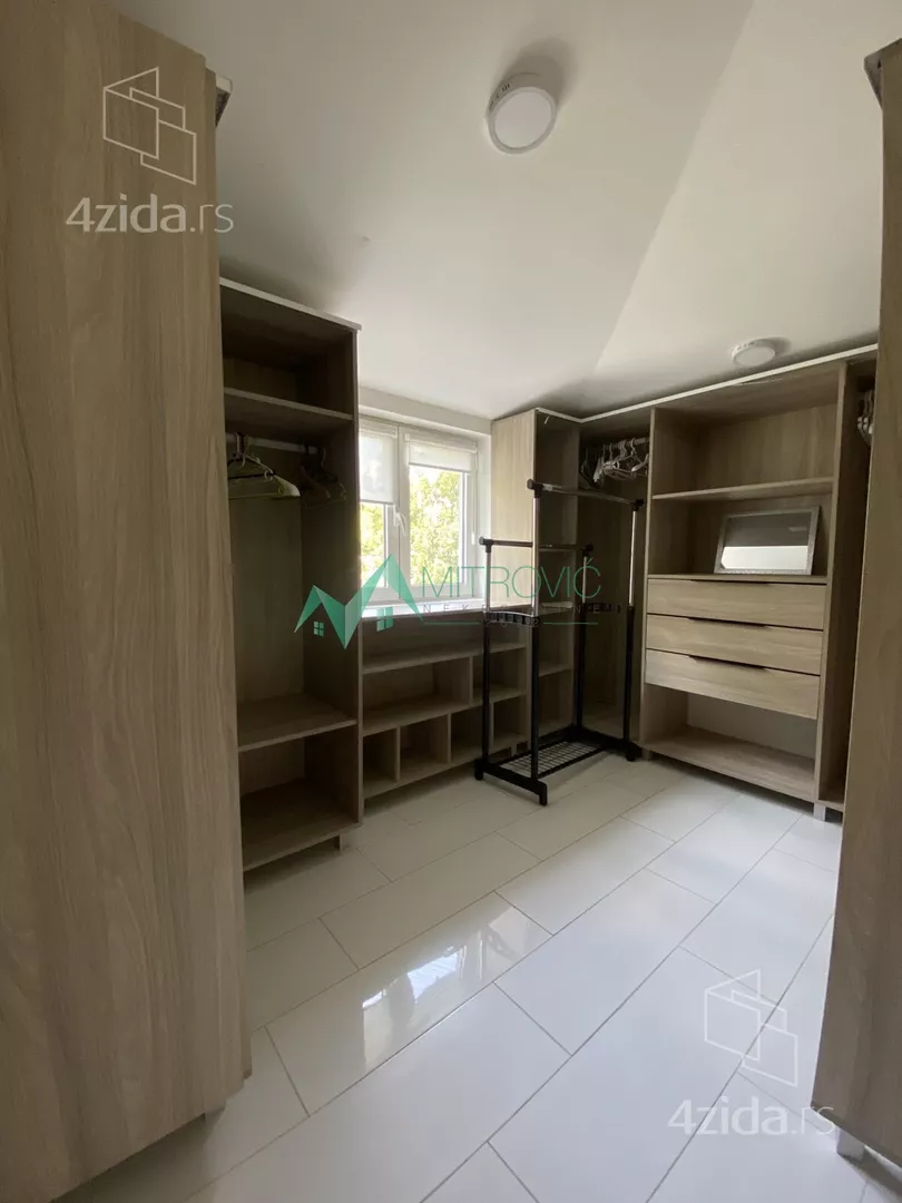 Četvoroiposoban stan | 4zida