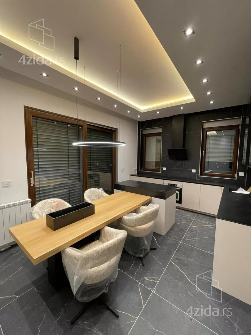 Šestoiposoban stan | 4zida