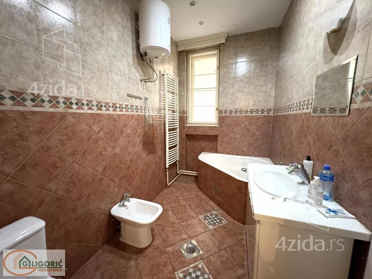 Šestosoban stan | 4zida